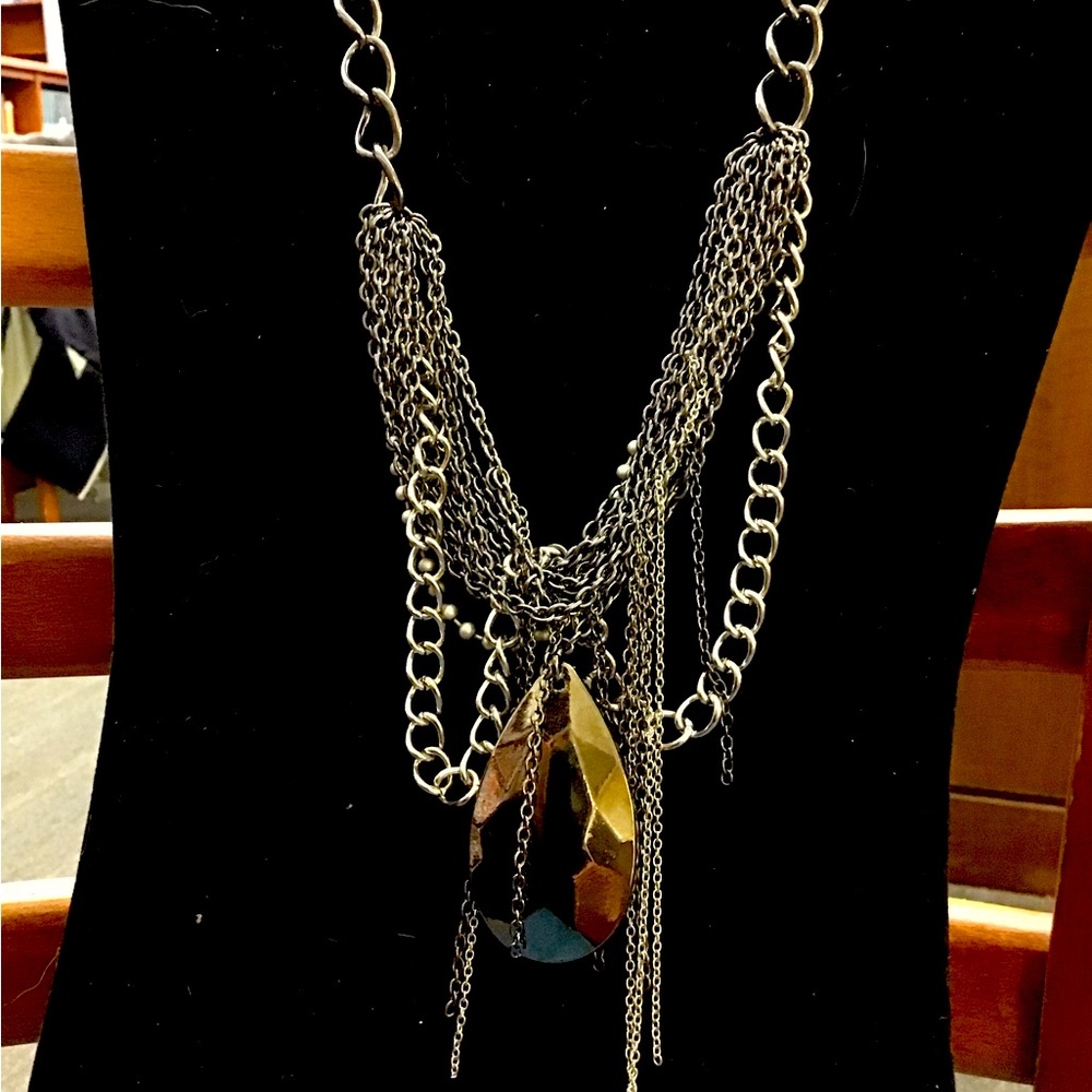 NWOT Beautiful Black and Gold Necklace